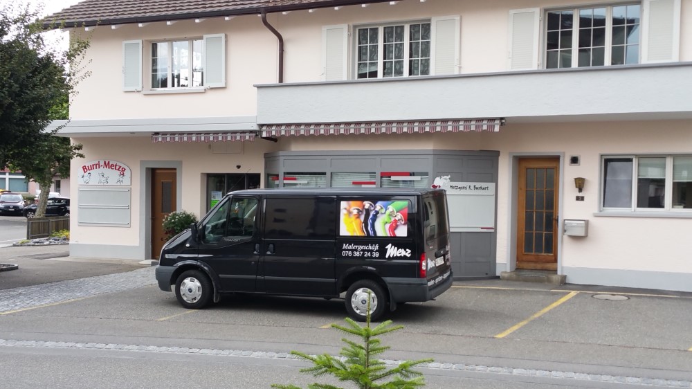 Neu gestrichene Fassade von Malergeschäft Merz in Seon im Seetal, Kanton Aargau (Region Lenzburg)